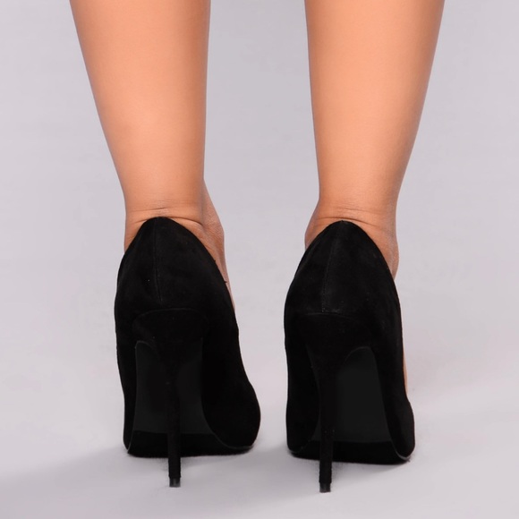 Black Stiletto Pump♣️ New in box / Tried on once - Picture 2 of 6